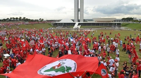 MST presiona por la regularización de tierras rurales en Brasil