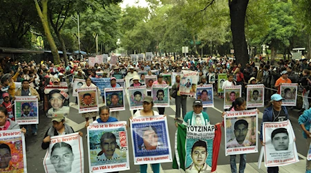 Conmemoran en México 10 años del caso de los 43 de Ayotzinapa